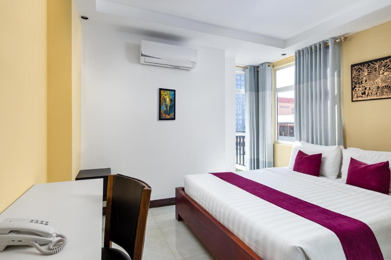 Botum Palace Hotel Phnom Penh Ngoại thất bức ảnh