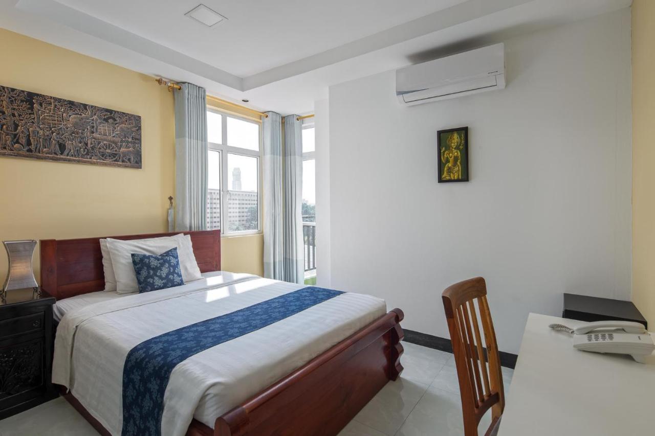 Botum Palace Hotel Phnom Penh Ngoại thất bức ảnh