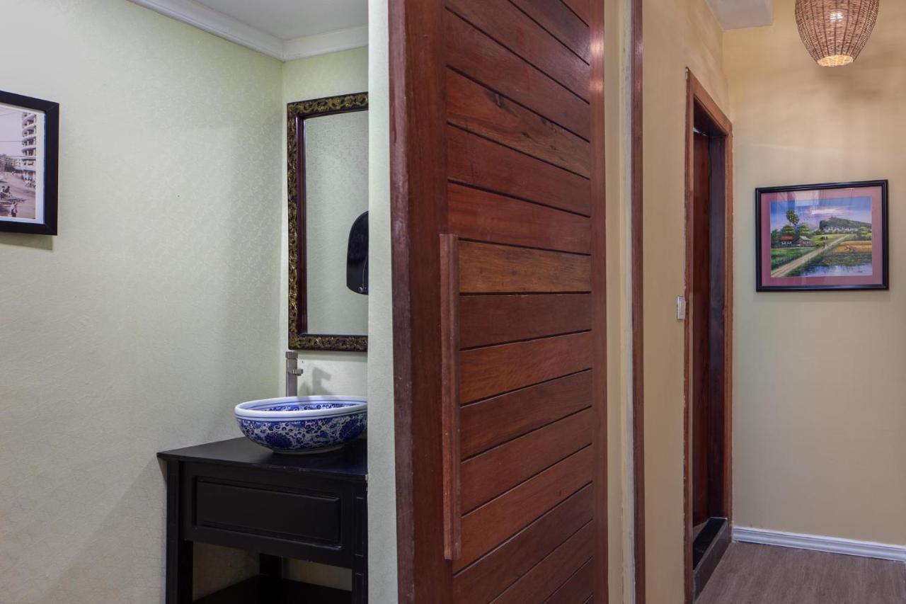 Botum Palace Hotel Phnom Penh Ngoại thất bức ảnh