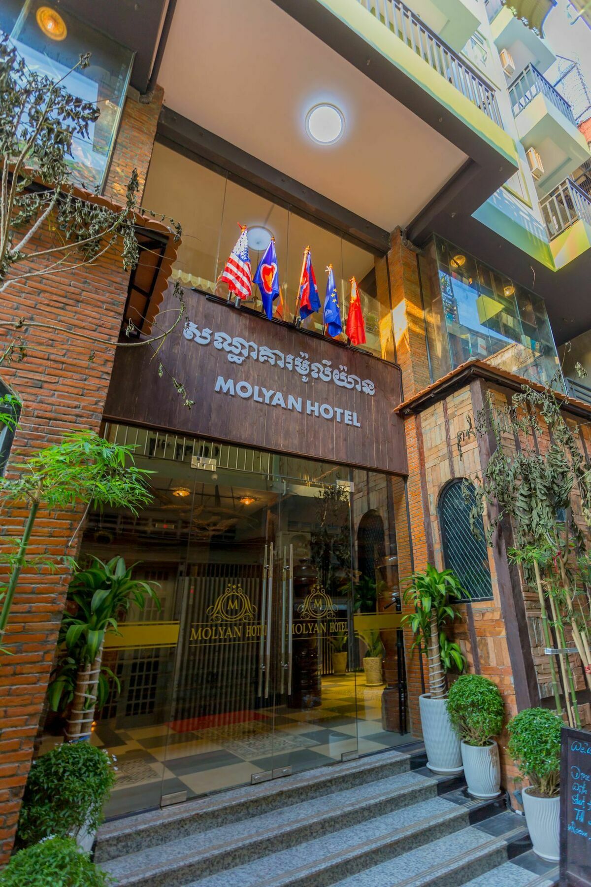 Botum Palace Hotel Phnom Penh Ngoại thất bức ảnh