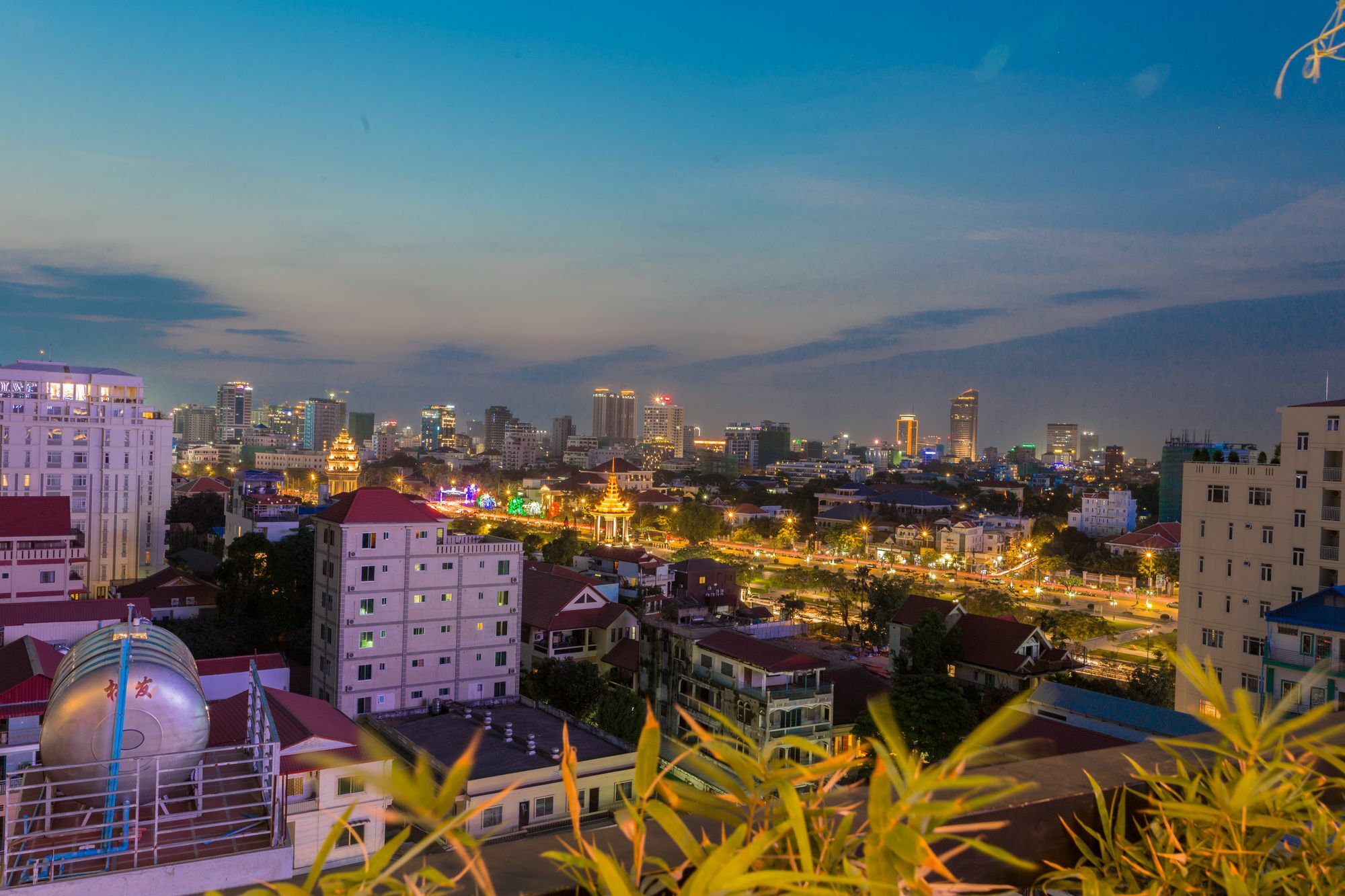 Botum Palace Hotel Phnom Penh Ngoại thất bức ảnh