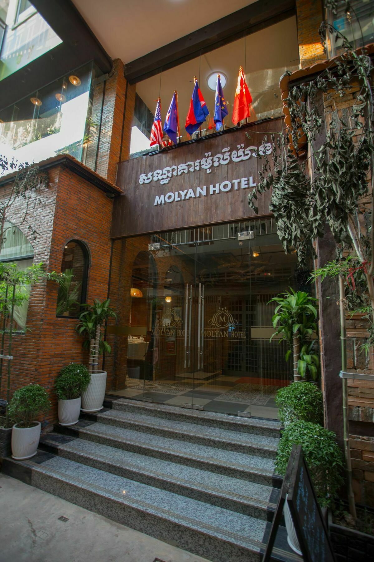Botum Palace Hotel Phnom Penh Ngoại thất bức ảnh